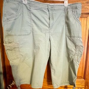 Gloria Vanderbilt capri/ Bermuda green pants. Pre-owned. 22W